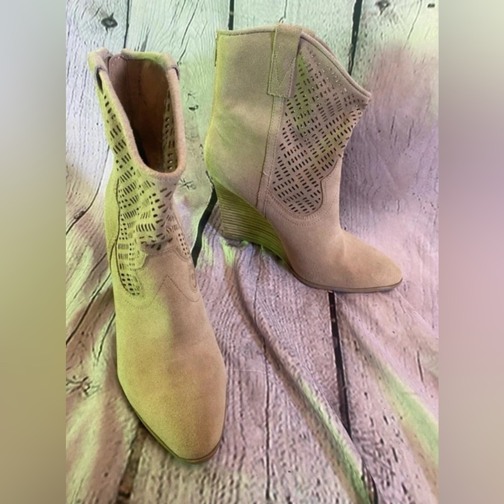 Amazing CROWN VINTAGE heeled booties // 8.5